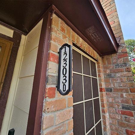 Centrally Located Houston Retreat! Sleeps 8, 10 Min To Downtown, Free Parking Exterior photo