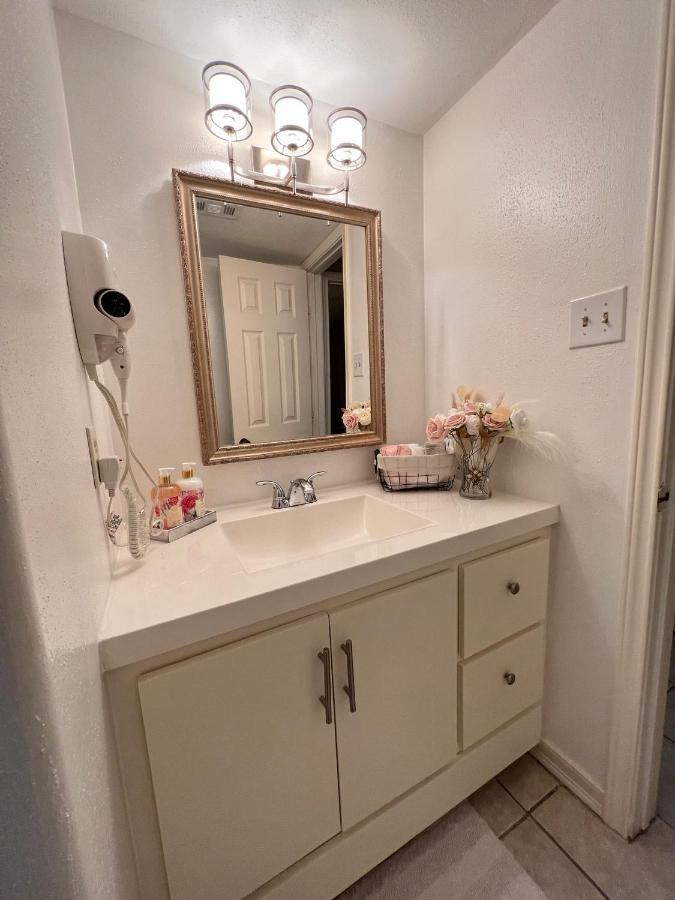 Centrally Located Houston Retreat! Sleeps 8, 10 Min To Downtown, Free Parking Exterior photo